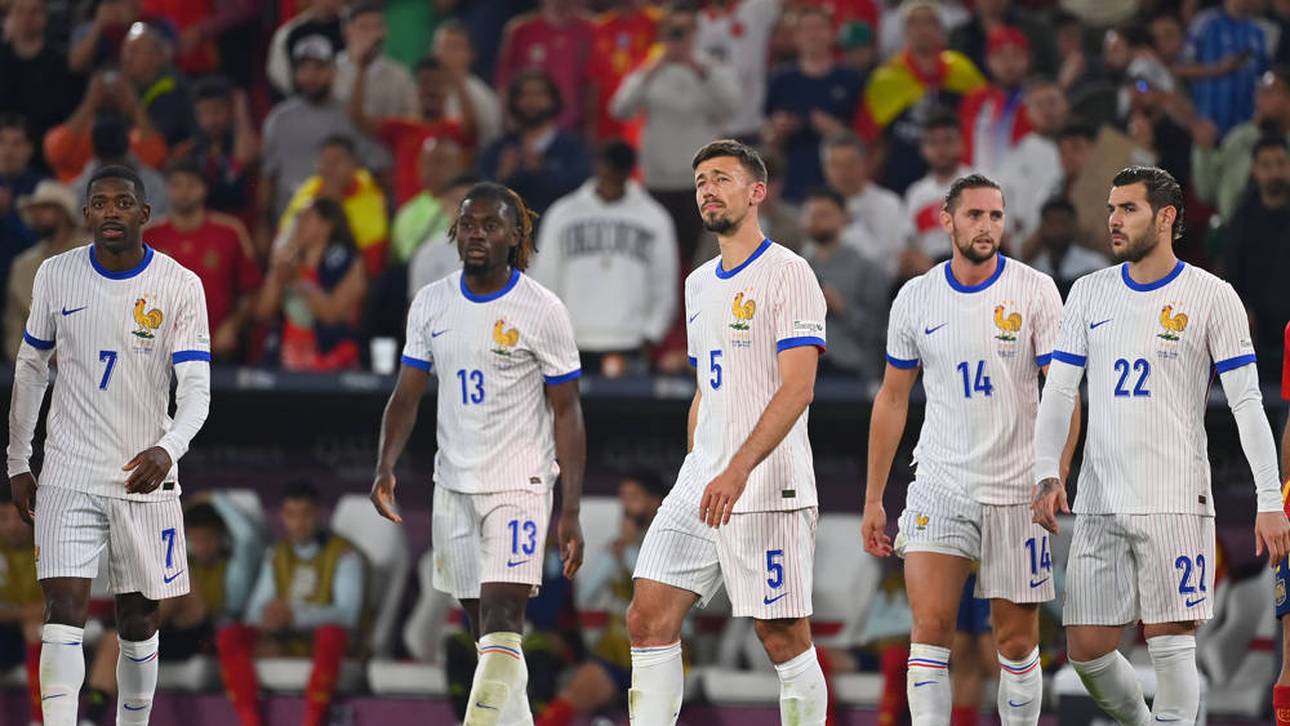 Clément Lenglet (Mitte links) fällt gegen Deutschland aus