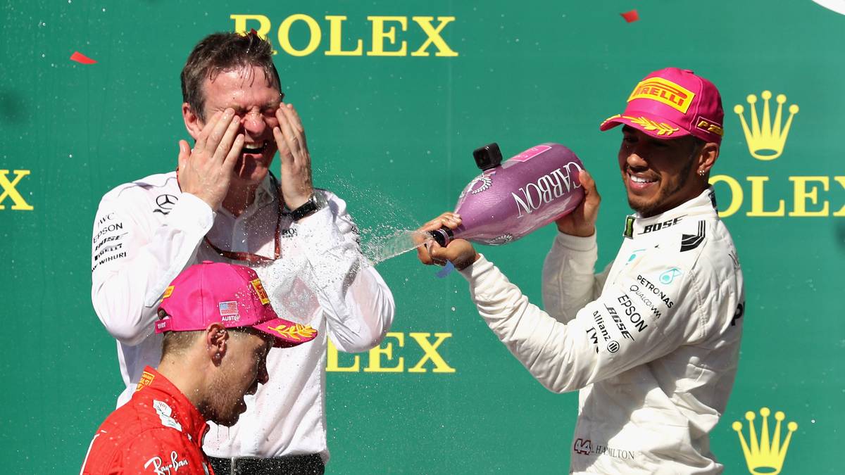 Danach knöpft sich Hamilton Vettel vor, der sichtlich enttäuscht ist, nach seinem guten Start das Rennen doch noch verloren zu haben