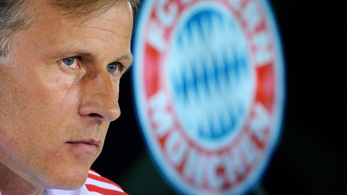 Genau wie Heynckes übernimmt Jonker die Mannschaft fünf Spieltage vor Schluss, nachdem van Gaal wegen unüberbrückbarer Probleme mit der Vorstandsriege entlassen wird