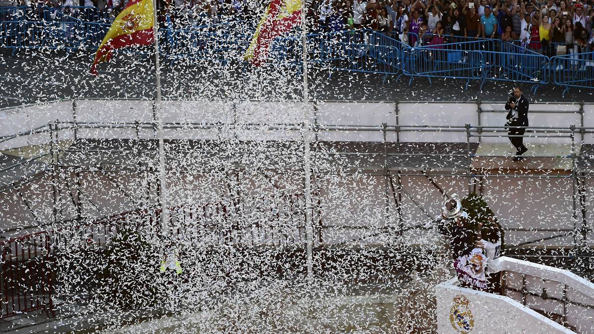 Auf einem eigens errichteten Steg präsentieren Ramos, Marcelo und Trainer Zidane den Henkelpott im Konfettiregen über dem Cibeles-Brunnen den Fans