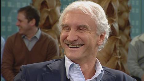 Am kommenden Sonntag ist Rudi Völler zu Gast im CHECK24 Doppelpass. Bei seinem Auftritt 2012 erzählte der damalige Moderator Jörg Wontorra eine witzige Anekdote.