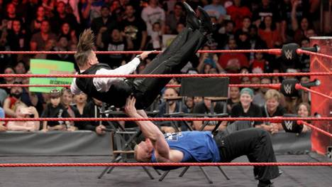 Brock Lesnar (u.) wirbelte bei WWE Monday Night RAW nicht nur The Miz durch die Luft
