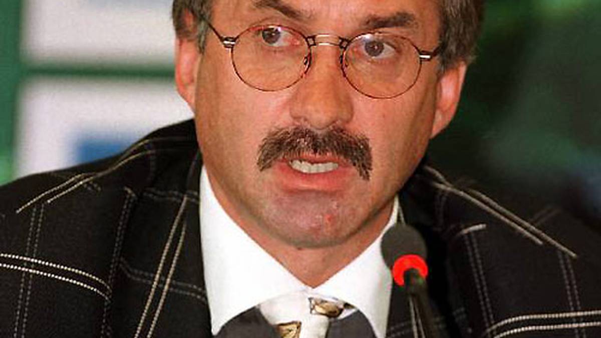 Uli Stielike konnte mehr als "Bälle uffpumpe und Hütsche uffstelle". 1998 outet sich der damalige Co-Trainer der Nationalmannschaft als Mode-Fan