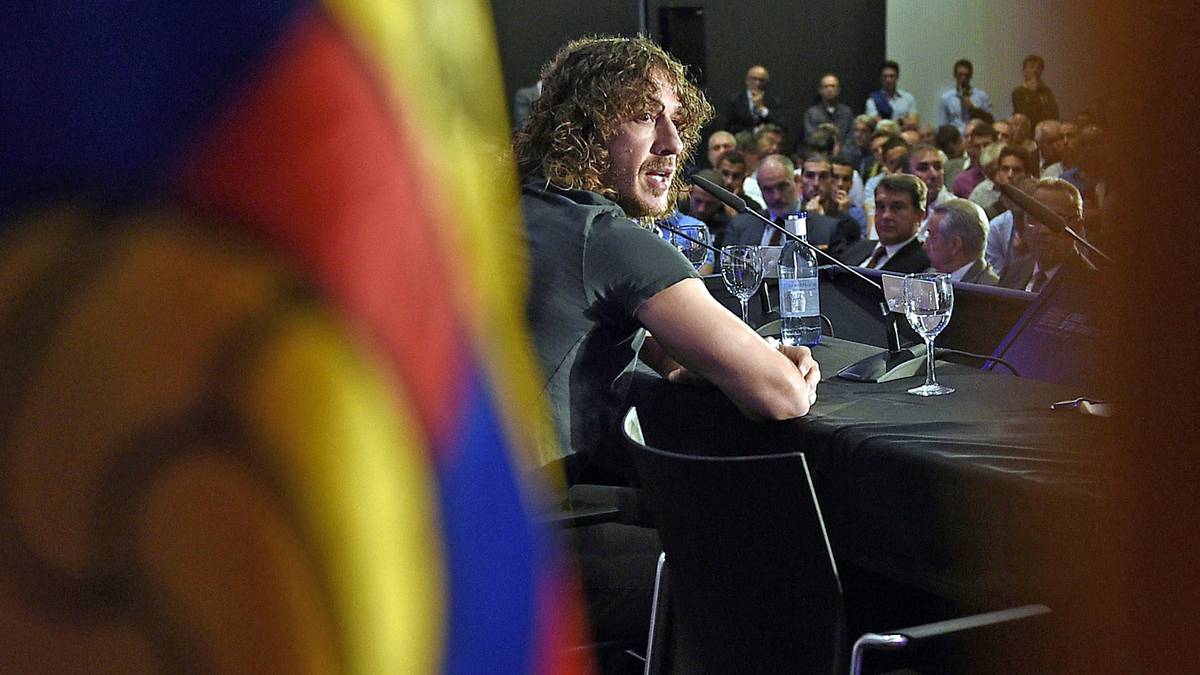 Carles Puyol Barcelona Pressekonferenz Stuhl
