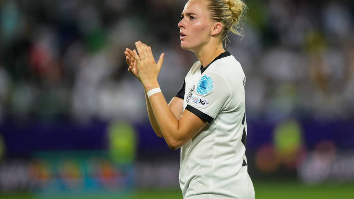 Ist keine Stammspielerin, mit ihrer coolen und selbstbewussten Art aber sehr beliebt: Laura Freigang. Ihre analoge Fotokamera hat die 27-Jährige immer in der Tasche, eine Mischung aus Fußball und Studium ist dazu gefunden. 