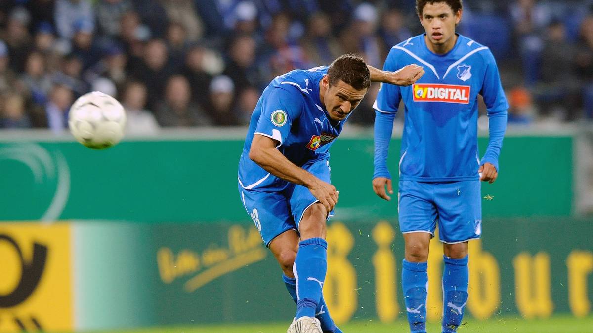 Sejad Salihovic: Sein Körperhaltung ist unverkennbar. Stark gebeugt, fast vor seinen starken linken Fuß. 54 Tore erzielte er bislang in der Bundesliga, etliche davon per Freistoß