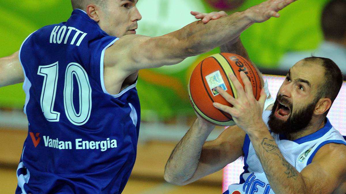 Griechenland: Point Guard Vassilis Spanoulis (Olympiakos Piräus) - Eine ganz andere Liga ist da der griechische Spielmacher Spanoulis. Schlafzimmerblick, Mimik und Gestik eines betäubten Chamäleons - doch all das täuscht. Und zwar gewaltig. Spanoulis ist einer der besten und erfahrendsten Point Guards in Europa und ist ein Killer, wenn es darum geht, die Schwächen des Gegners gnadenlos zu offenbaren