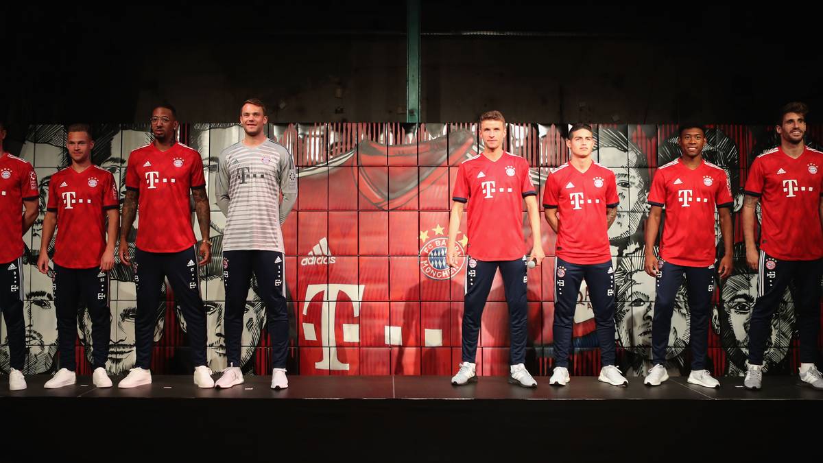 Neu dagegen ist die dunkelblaue Hose, die durch rot-blaue Stutzen komplettiert wird