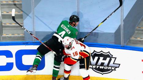 Tobias Rieder (vorn) von den Calgary Flames steht in den NHL-Playoffs unter Druck