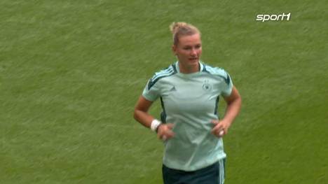 Fußball-Nationalmannschaftskapitänin Alexandra Popp ist vom Fachmagazin Kicker als erste Frau zur „Persönlichkeit des Jahres“ gekürt worden.