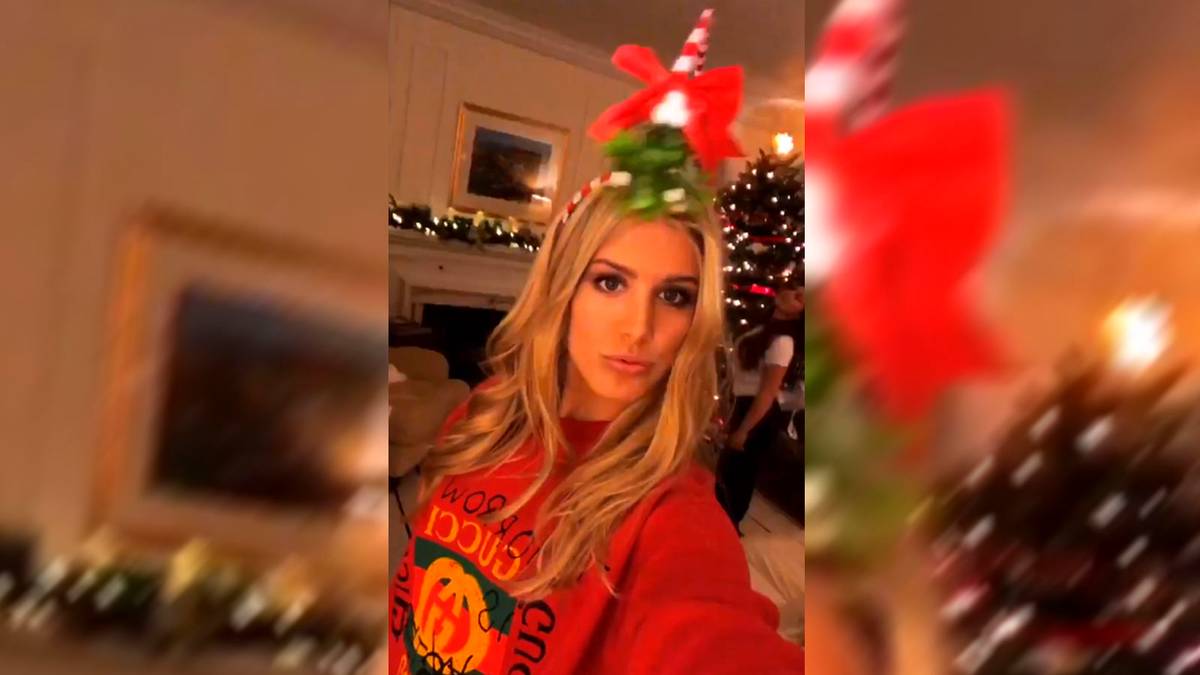 Tennis-Beauty Eugenie Bouchard hat sich einen Mistelzweig auf den Kopf geschnallt. Wer sich wohl alles einen Kuss von der hübschen Kanadierin abholt?