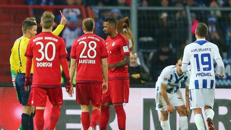 Bayerns Jerome Boateng sah im Testspiel beim Karlsruher SC die Rote Karte