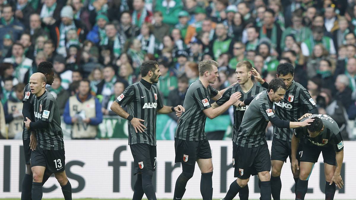 Doch die Augsburger sind nicht gewillt, die Punkte kampflos abzugeben. Ragnar Klavan (4.v.r.) gleicht für die Schwaben aus. 