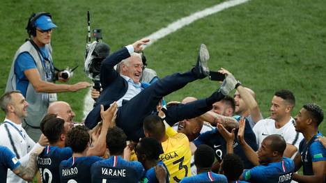 Trainer Didier Deschamps wurde von seinen Spielern nach dem Abpfiff des WM-Finales mehrfach in die Luft geworfen