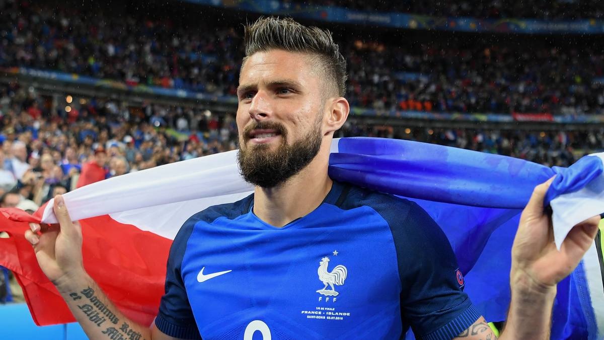 Olivier Giroud (29, FC Arsenal, 53 Länderspiele, 20 Tore): Ist verheiratet mit Frau Jennifer. Das Paar hat eine Tochter und einen Sohn.  Giroud bezeichnet sich als Katholik, hat nach eigenen Angaben "regelmäßig einen Moment mit Jesus." Auf dem rechten Arm hat er den ersten Vers von Psalm 23 tätowiert: "Der Herr ist mein Hirte, nichts wird mir fehlen" 