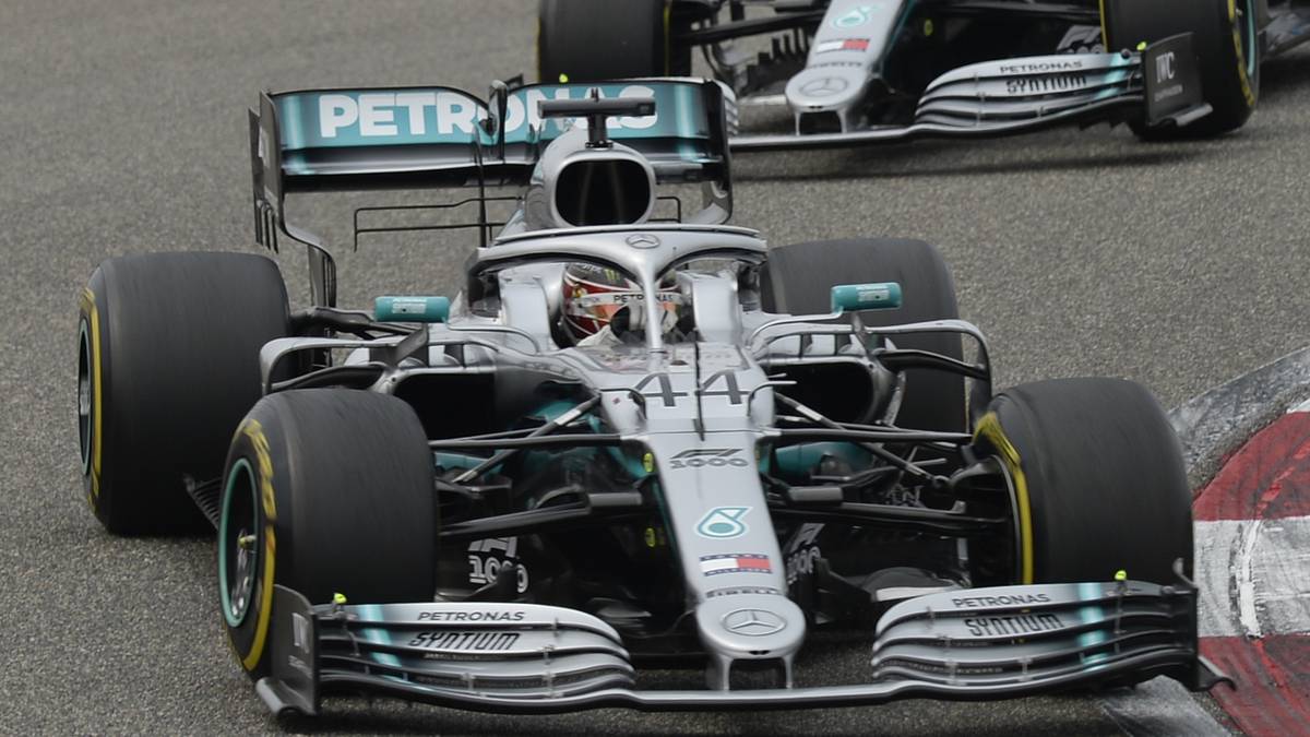 Mercedes freut sich dagegen über ein gelungenes Rennen. Die Silberpfeile fahren deutlich schneller als die Roten und müssen sich zu keiner Zeit ernsthaft Sorgen um ihren Doppelsieg machen