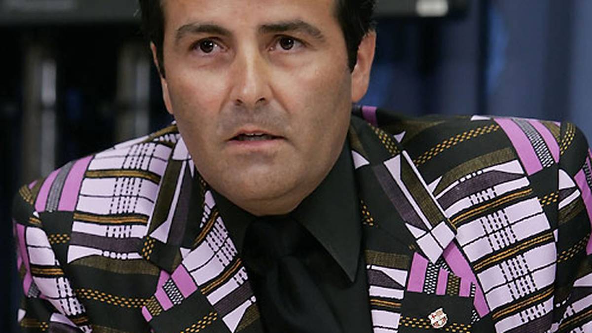 Vielleicht hat Stielike seine Modetipps aber auch an Xavier Sala i Martin weitergegeben. Der frühere Leiter des Wirtschaftsrates beim FC Barcelona überzeugte in den Anfangsjahren auf seinem Posten mit gewagtem Obergewand