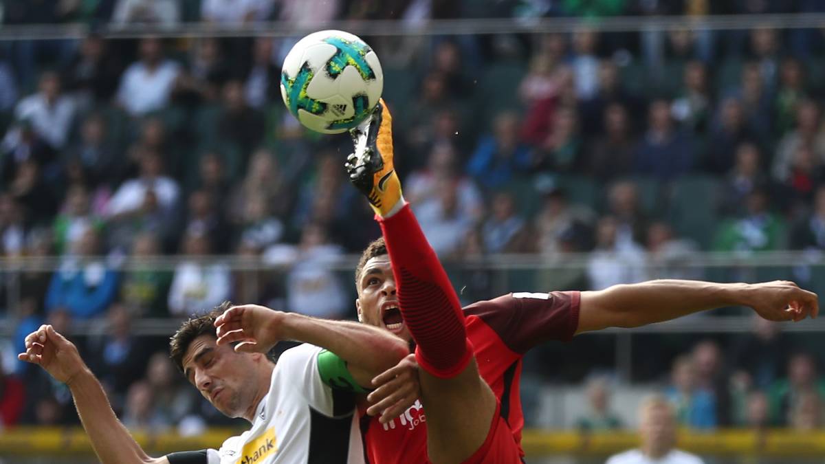 Gegen die geschickt und rustikal verteidigenden Frankfurter um Simon Falette (r.) kommt Borussias Offensive nicht zur Geltung, Eintracht nimmt verdiente drei Zähler mit nach Hessen