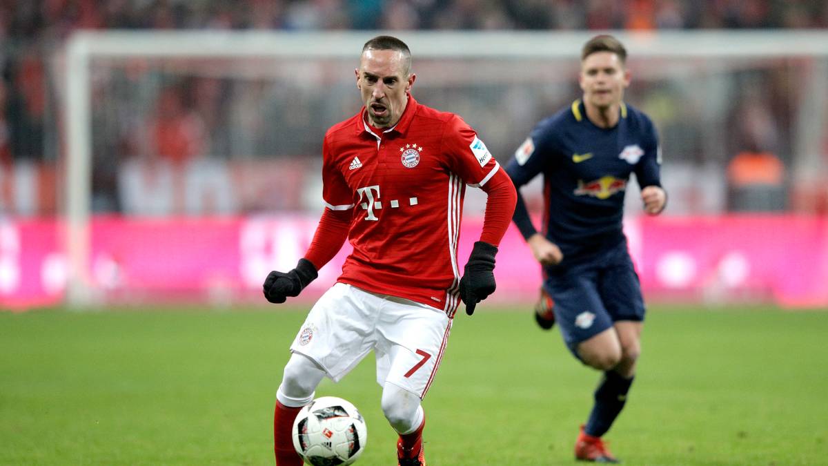 FRANCK RIBERY (ab 46.): Verlebt einen ruhigen Abend auf seiner angestammten linken Seite. Der Franzose harmoniert sofort gut mit Lewandowski, sorgt mit seinem Wembley-Schuss an die Latte für einen Höhepunkt. SPORT1-Note 3