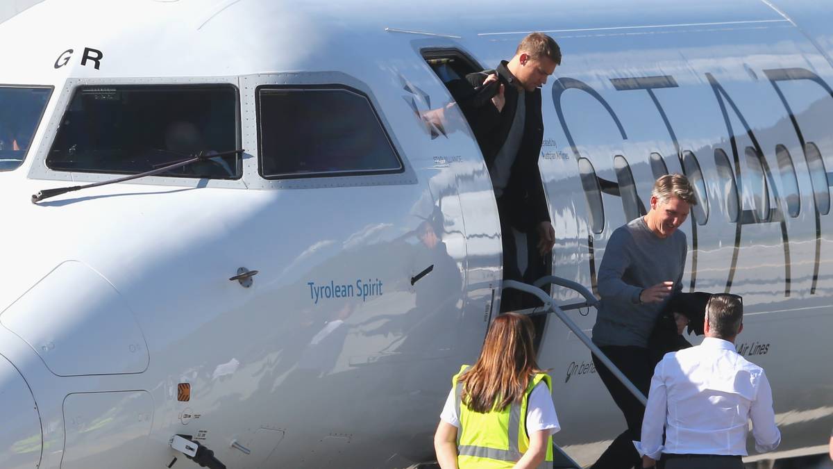 Bastian Schweinsteiger von Manchester United verlässt das Flugzeug, gefolgt von Double-Sieger Manuel Neuer vom FC Bayern München. Schweinsteiger konnte beim FA-Cup-Sieg seines Klubs nicht mitwirken, weil er noch eine Knieverletzung auskuriert
