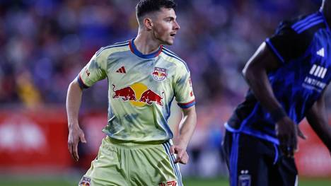 Nachdem New York Red Bulls Angreifer Dante Vanzeir seinen Gegner Jeremy Ebibosse rassistisch beleidigt hat, hat nun die MLS die Strafe für den Belgier bekannt gegeben. 