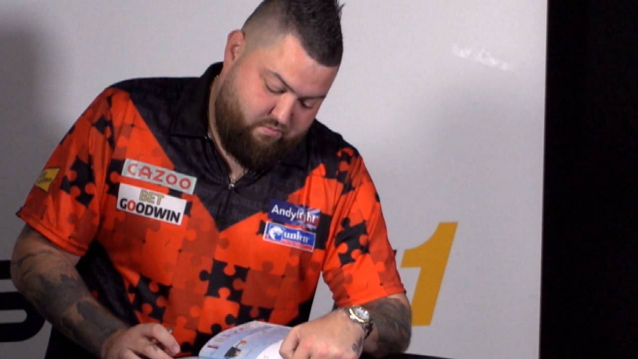 Darts WM 2023: Michael Smith schreibt ins SPORT1-Freundschaftsbuch