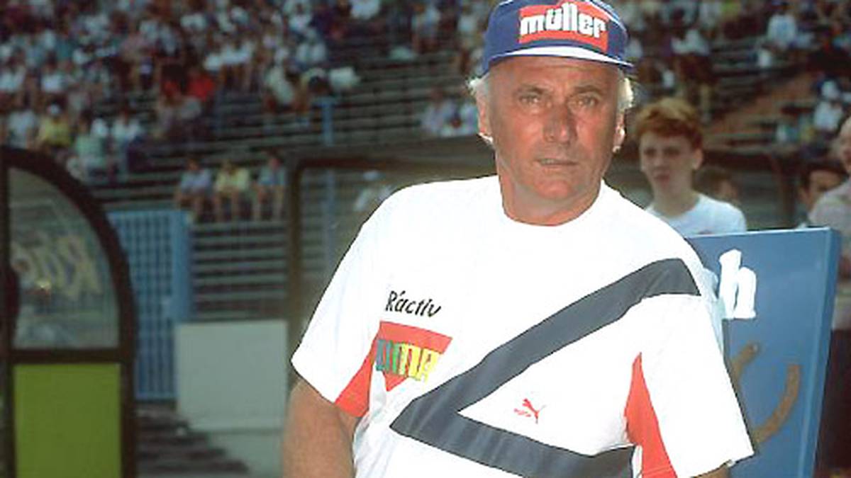 Anfang der 90er Jahre überzeugte auch Udo Lattek mit der Wahl seiner Trainingshose: Balonseide in gewagten Farben und dazu noch stilsicher ein Käppi des Sponsors