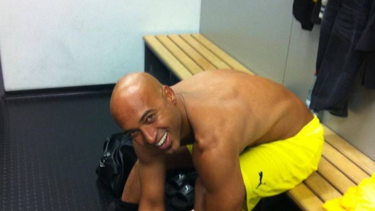 Die Vorfreude ist zu spüren: Dede vor Anpfiff beim Kabinengespräch mit SPORT1-Moderator Oliver Schwesinger