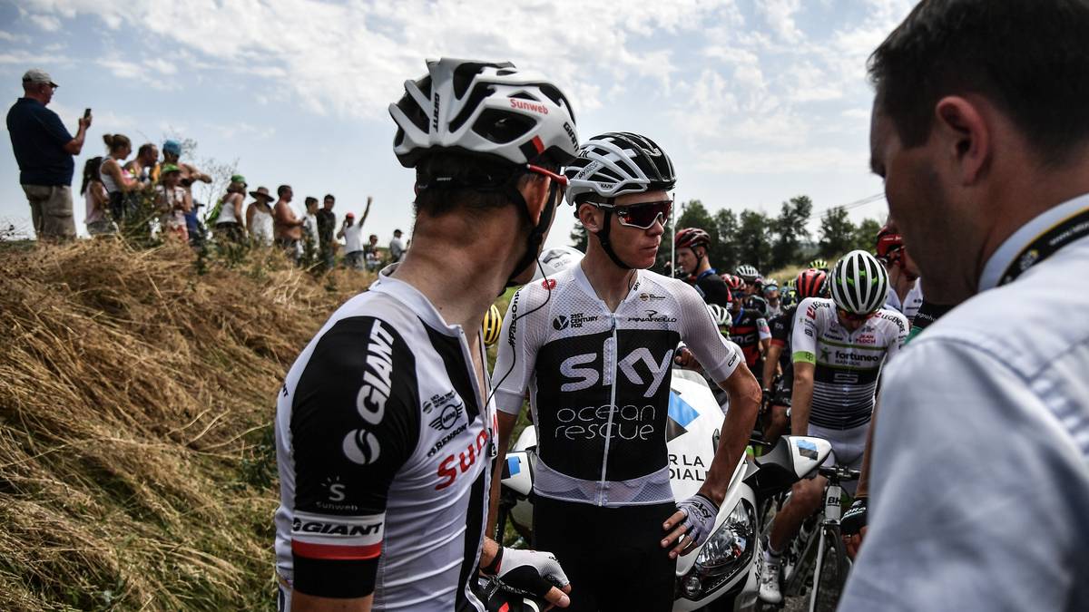 Der britische Top-Favorit wirkt sichtlich genervt. Tränengas bekommt er aber offensichtlich nicht in die Augen