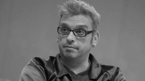 Tomas Shorty Seyler ist vor einem Jahr verstorben und SPORT1- Kommentator Basti Schwele und SPORT1-Experte Robert Marijanovic gedenken an einen der Großen im Darts-Sport.