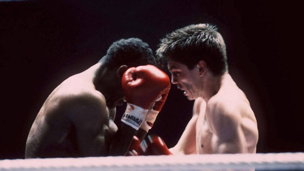 Im September 1983 bestreitet Rocchigiani seinen ersten Profikampf. Nach und nach kämpft sich "Rocky" hoch. Im März 1988 besiegt er in der damals neu eingeführten Supermittelgewichtsklasse den amerikanischen Titelträger Vincent Boulware (Foto) durch technischen K.o. und wird IBF-Weltmeister