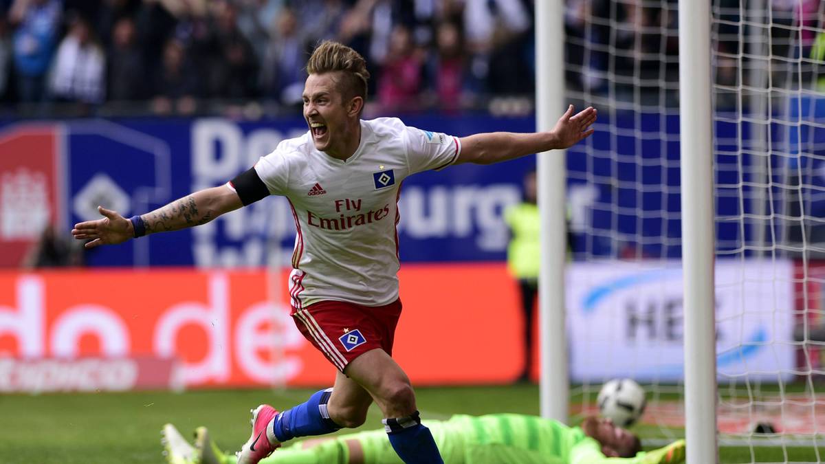 Der Jubel kennt keine Grenzen, denn der HSV klettert durch den Sieg vom Relegationsplatz auf Rang 13