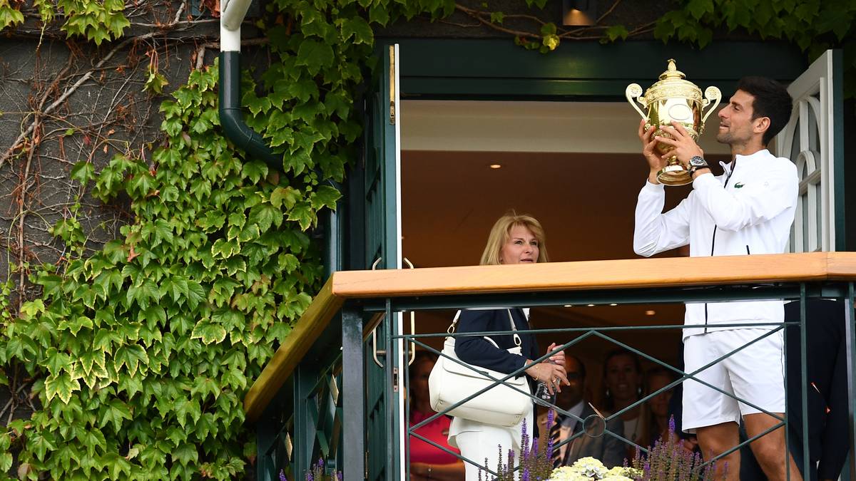 Bei den Turniersiegen auf der ATP-Tour und GS-Erfolgen liegt er noch etwas hinter Federer und Nadal - als jüngster des Trios kann er sie aber noch überholen. In der SPORT1-Umfrage meinen "nur" 6 Prozent, dass Djokovic der GOAT sei. Macht er so weiter, dürfte die Zahl seiner Anhänger sicher anwachsen