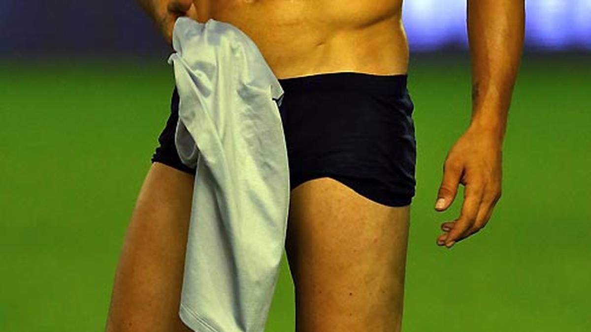 Und mit seinem Gehalt protzt er gerne: "Wenn ich heute mit meinen alten Freunden in einen Supermarkt gehe, dann machen die hinterher im Auto ihre Jacken auf, und es fallen lauter Sachen raus. Ich frage die dann, habt ihr sie noch alle? Ich könnte den ganzen Laden kaufen."