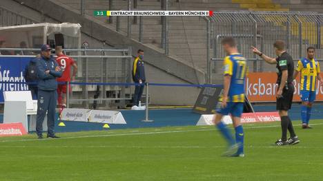 Nach einer schnellen Gelb-Roten-Karte und einem Elfmeter gegen Bayern II ist FCB-Coach Hoeneß außer sich. Dafür bekommt er von Schiedsrichter Ittrich eine deftige Ansage.