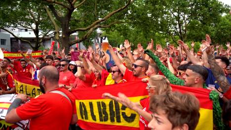 Die spanischen Fans ziehen vor dem EM-Finale gegen England in Richtung Olympiastadion. 