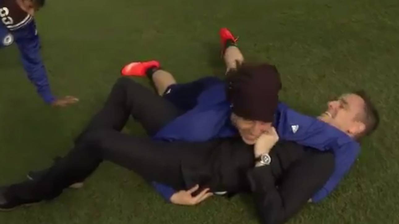 Chelsea-Profi mit Wrestling-Einlage