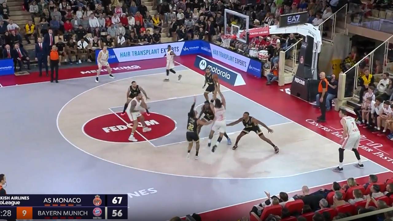 Wo wirft er den denn hin? Bayern-Basketballer von der Rolle