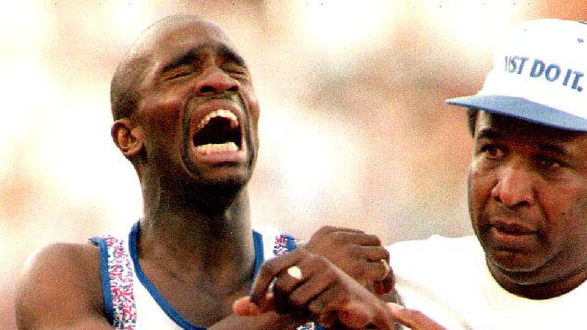 Der Medaillentraum des Mitfavoriten war geplatzt - aber Redmond richtete sich Sekunden später wieder auf und hüpfte in Richtung Ziel. Plötzlich tauchte sein Vater Jim auf, um Sohn Derek zu stützen. Mehrere Offizielle versuchten, die beiden von der Laufbahn zu bringen - aber Redmond überquerte schlussendlich die Ziellinie. Dass er wegen unerlaubter Hilfestellung disqualifiziert wurde, tut der Magie dieses olympischen Momentes keinen Abbruch