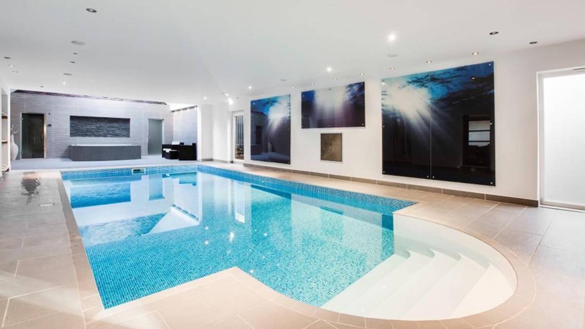 Ach ja: Einen Swimmingpool gibt es wie in jedem Fußballer-Haus, das etwas auf sich hält, natürlich auch