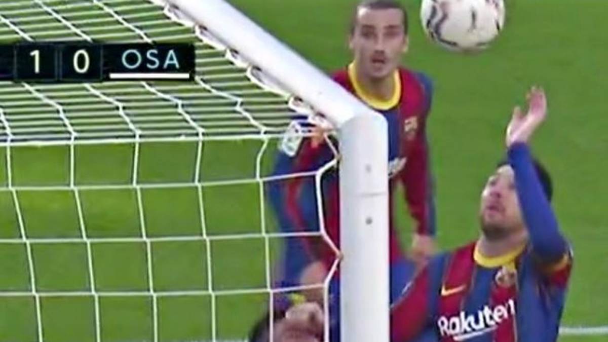 Hier berührt Lionel Messi fast den Ball mit der Hand