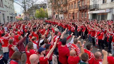 Vor dem Conference-League-Viertelfinal-Rückspiel sorgen die Mainz-Fans für den größten Fanmarsch der Vereinsgeschichte und stimmen sich beeindruckend auf die Partie ein.