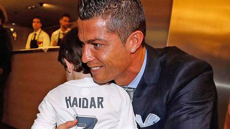 Cristiano Ronaldo umarmt den Flüchtlingsjungen Haidar