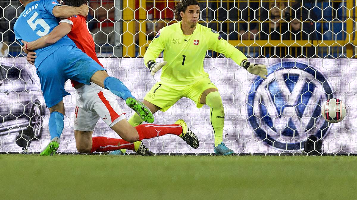 Und Gladbachs Keeper Yann Sommer muss ein zweites Mal hinter sich greifen: Bostjan Cesar zum 0:2 aus Sicht der Schweizer
