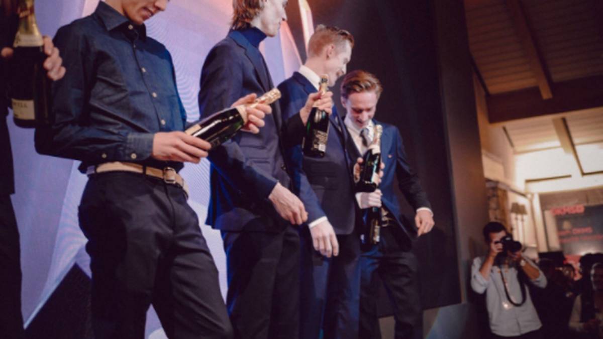 Die Olympiasieger bekommen sogar ihre eigenen kleinen Sektflaschen geschenkt...