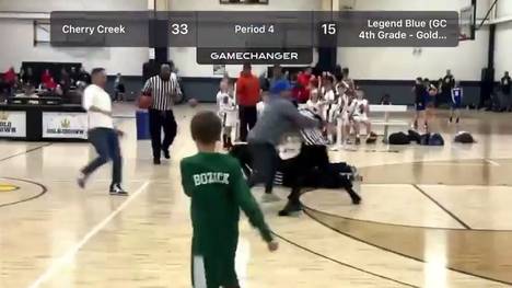 Bei einem Jugendturnier in den USA gehen plötzlich drei Basketball-Referees aufeinander los. Ein X-User filmt die Szenerie.