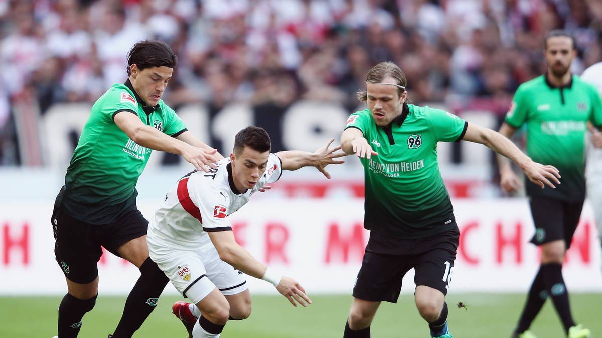 Mit dem Abstieg haben der VfB Stuttgart und Hannover 96 nichts mehr zu tun. Dementsprechend locker lassen es die beiden Mannschaften in den ersten 45 Minuten angehen