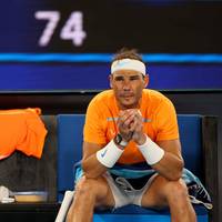 Rafael Nadal muss noch lange Zeit auf sein ersehntes Comeback auf der Tennis-Tour warten. Immerhin ist die Operation offenbar gut verlaufen.