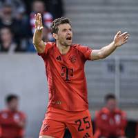 Thomas Müller übt nach dem verpatzten Saisonfinale des FC Bayern deutliche Kritik am Auftreten seiner Mannschaft. Zudem spricht er über Thomas Tuchel.
