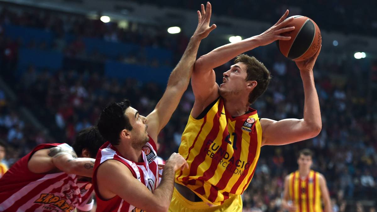 Der nächste Deutsche für die NBA: Tibor Pleiß wechselt zur kommenden Saison vom FC Barcelona zu den Utah Jazz. Nach Dirk Nowitzki (Dallas Mavericks), Dennis Schröder (Atlanta Hawks) und Chris Kaman (Portland Trail Blazers) ist der bisher für den FC Barcelona spielende Center damit aktuell der vierte deutsche Nationalspieler in der nordamerikanischen Profiliga